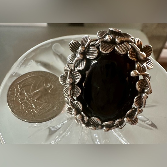Elegant Black Onyx and 925 Silver Floral Ring - Picture 4 of 6